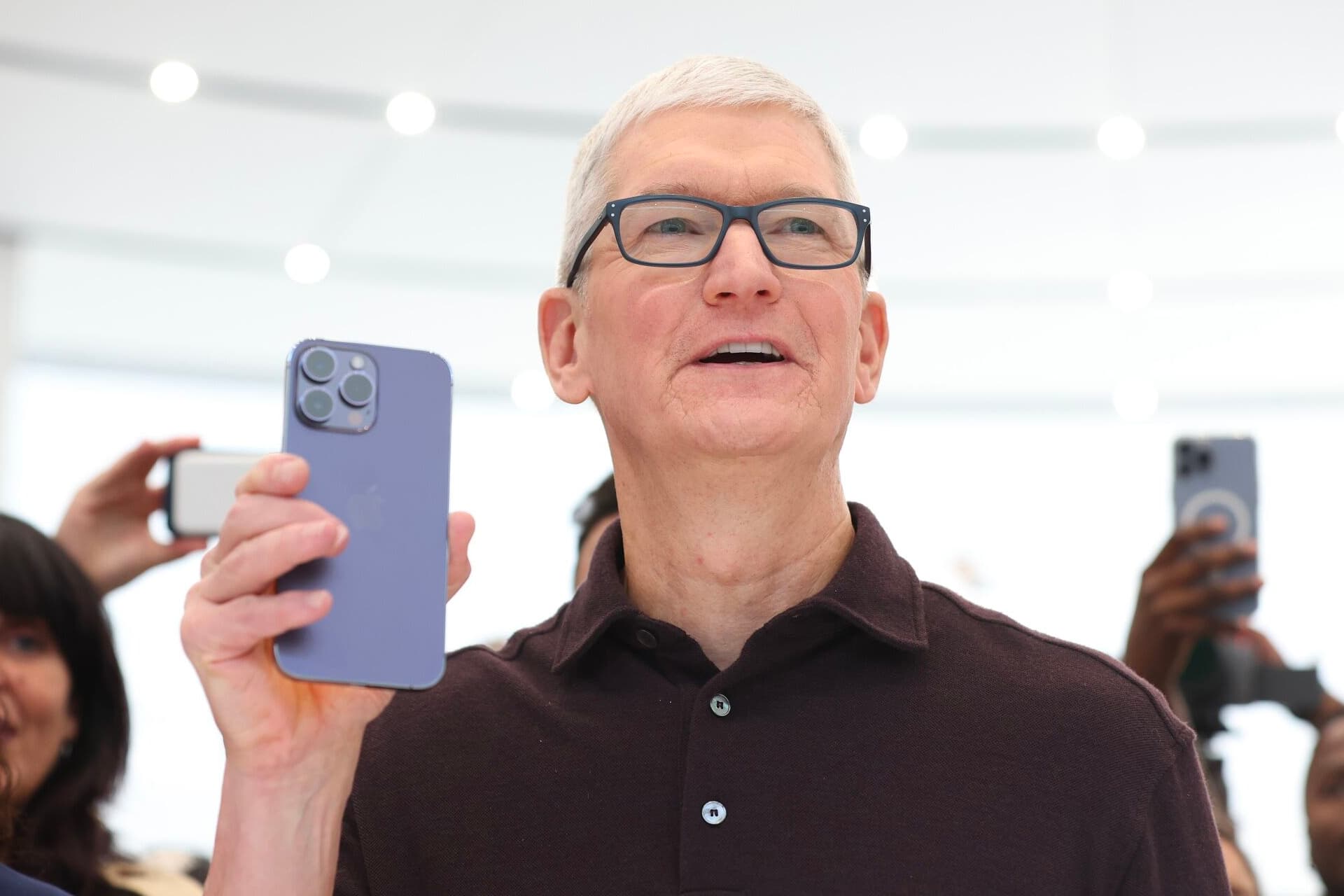 ceo-tim-cook-apple-iphone-14-pro-max-hand-64fddceac52f30497f36e3b1.jpg